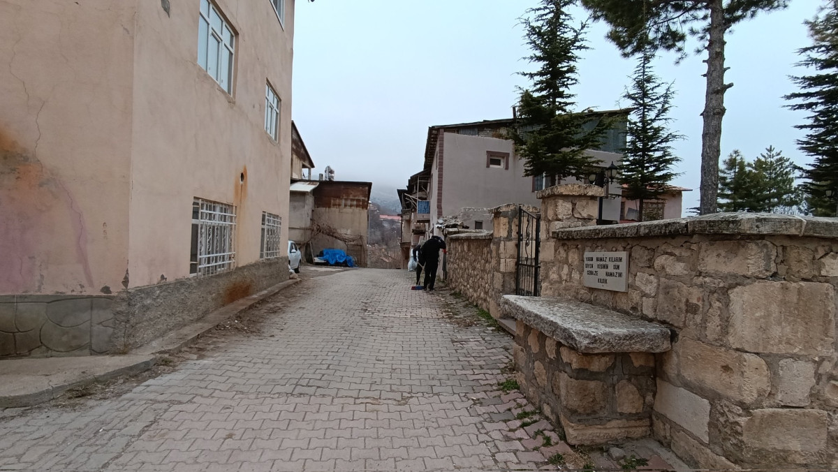 Çemişgezek Belediyesi Kale Mahallesi'nde Temizlik Çalışmalarını Tamamladı