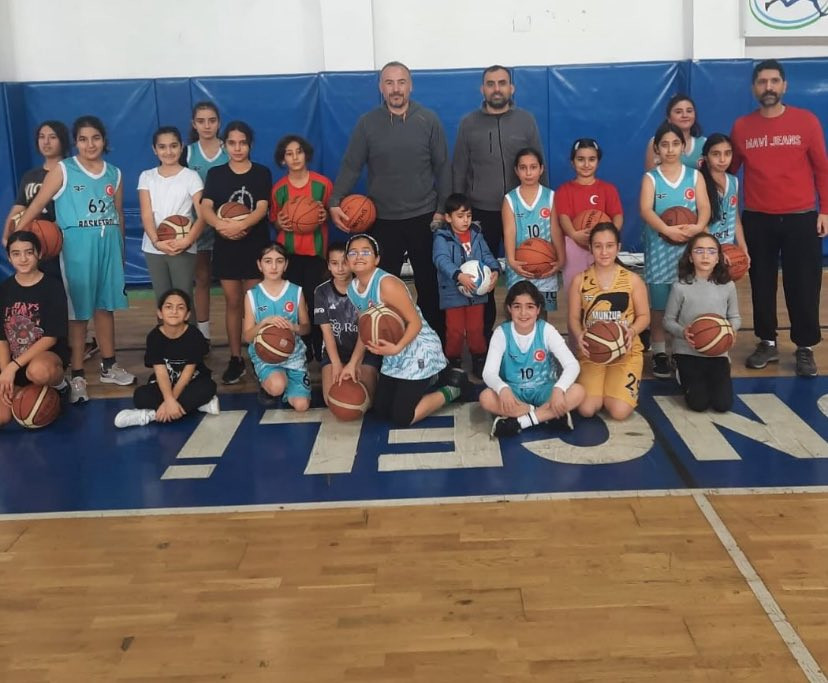 Tunceli Gençlik ve Spor İl Müdürü Aytaç Keklik, Basketbol Antrenmanını Ziyaret Etti