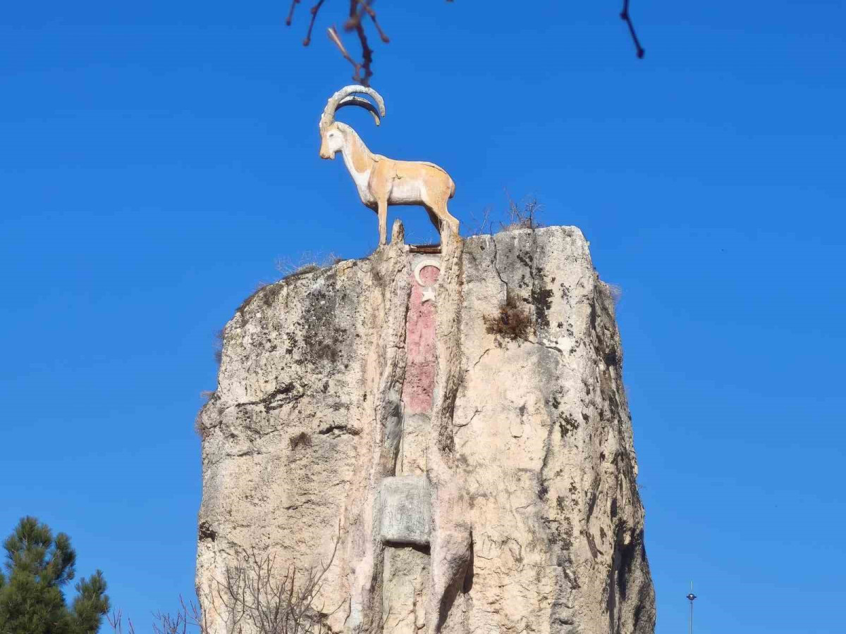 Tunceli’deki Devasa Kaya Gizemini Koruyor