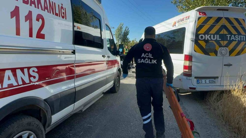 Elazığ’da Otomobil ile Öğrenci Servisi Çarpıştı: 2’si Ağır 4 Yaralı